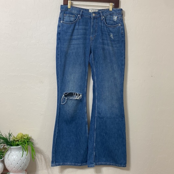 We The Free People Relaxed Heritage Flared Distressed Jeans Size 28 - Picture 2 of 16